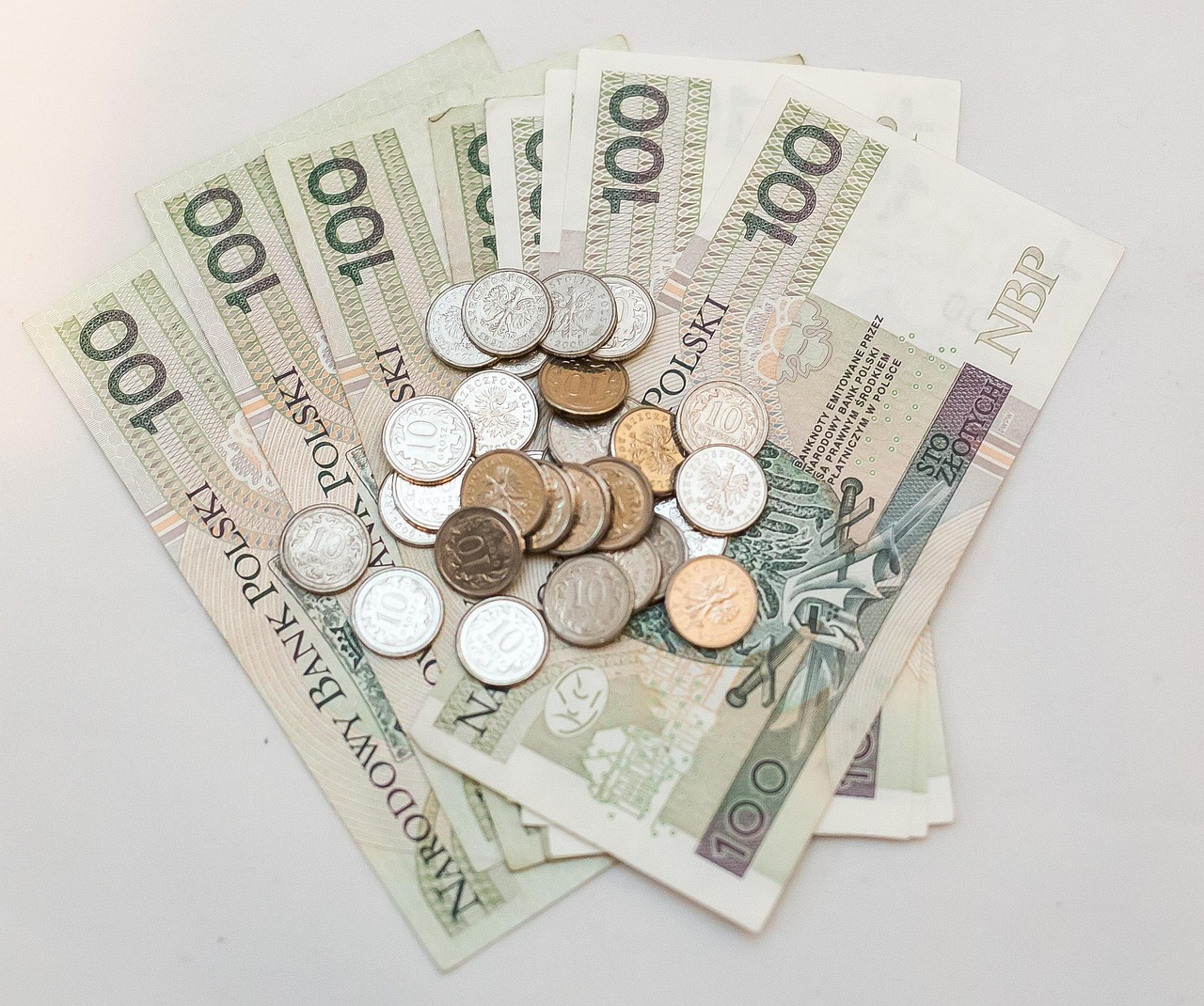 Pensionato riceve busta paga con importo netto in aumento dal primo gennaio.