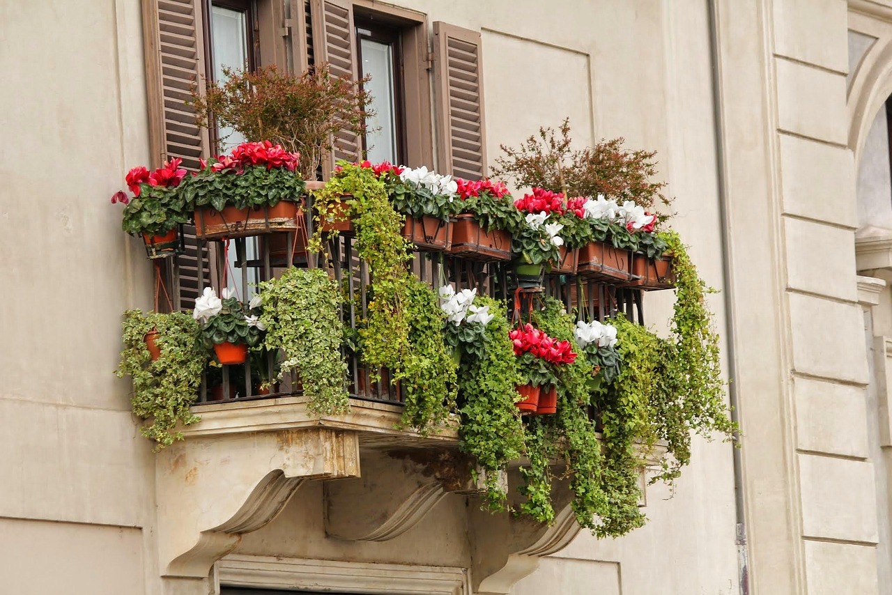 Balcone fiorito con piante colorate in diverse stagioni, ideale per ogni mese dell'anno.