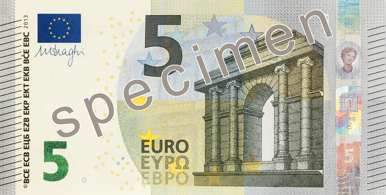 Banconote da 5 euro con segno distintivo, avviso su possibili falsificazioni.