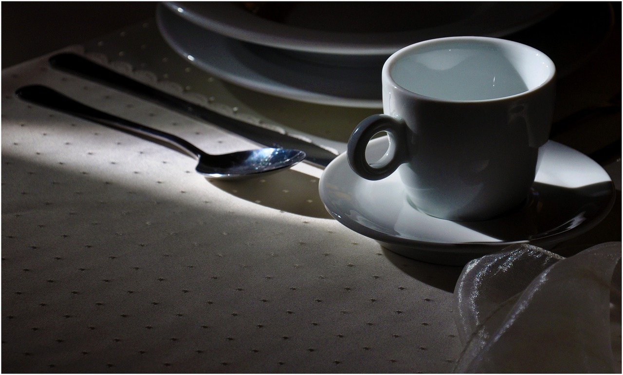 Tovaglia macchiata di caffè con un rimedio della nonna in preparazione per rimuovere le macchie.