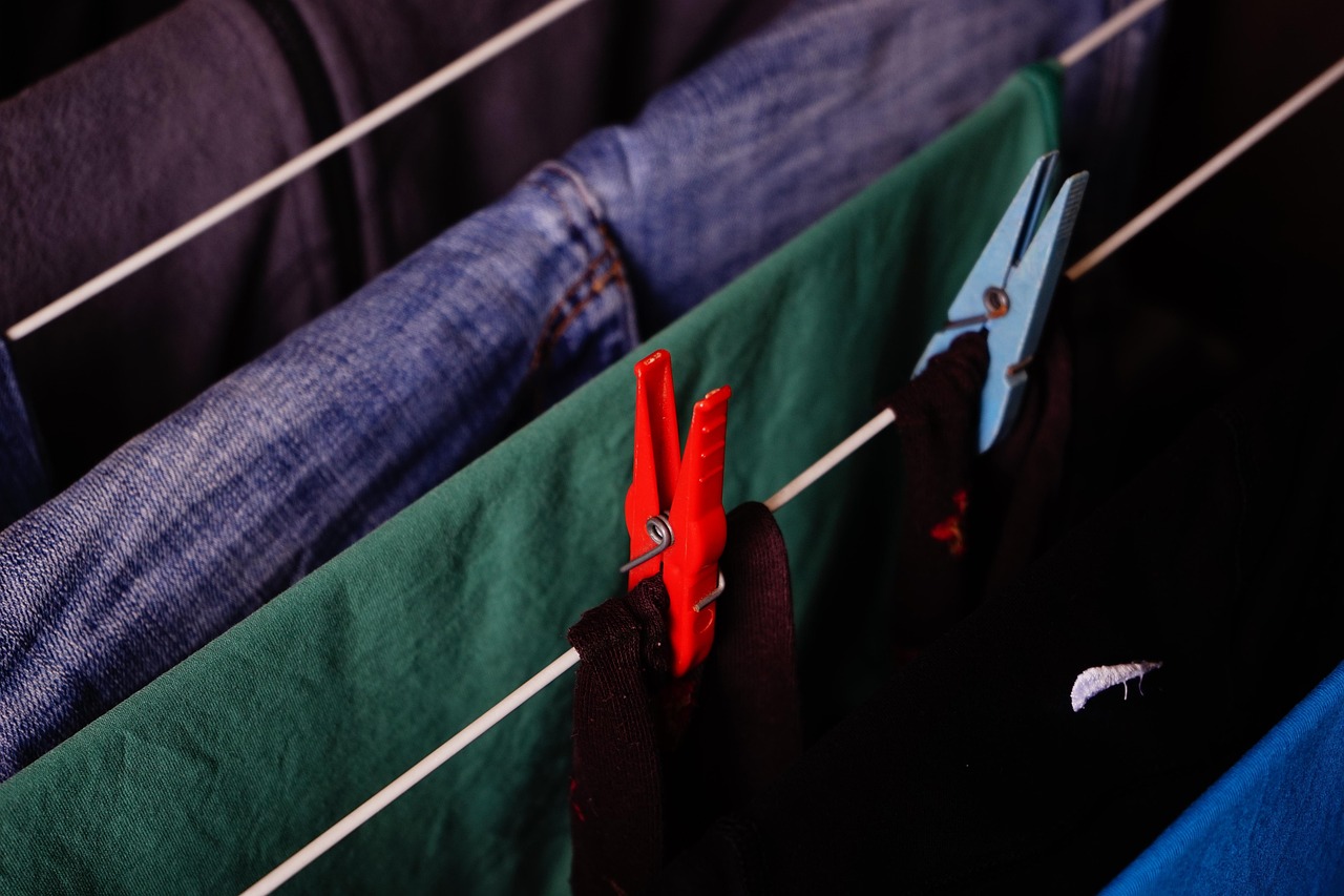 Panni stesi in casa con un ventilatore, asciugandosi rapidamente senza aumentare l'umidità.