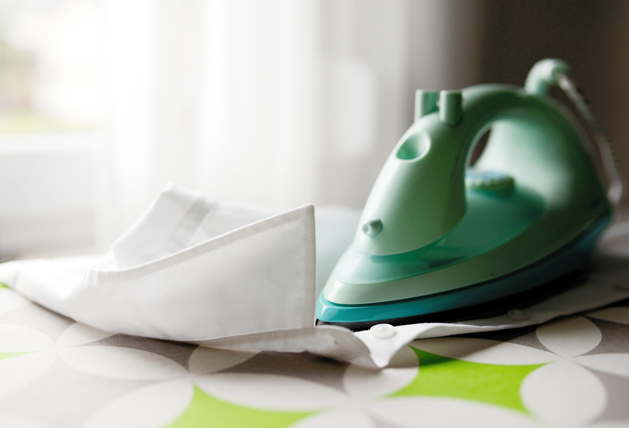 Uomo che stira una camicia con un metodo veloce e pratico, mostrando risultati impeccabili.