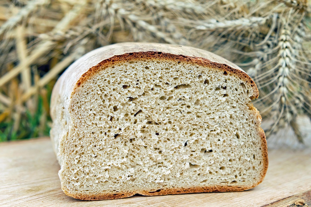 Immagine di una macchina del pane con pane fresco appena sfornato, croccante e dorato.