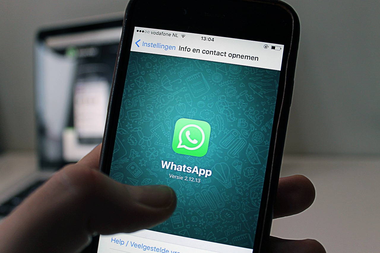 Screenshot di WhatsApp che mostra messaggi cancellati con istruzioni su come leggerli.