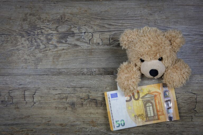 Bonifici ai figli: scrivi questa causale o rischi una sanzione dall'Agenzia delle Entrate