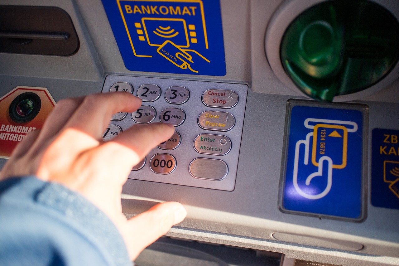 Immagine che illustra i motivi per cui un bonifico bancario può essere bloccato automaticamente.