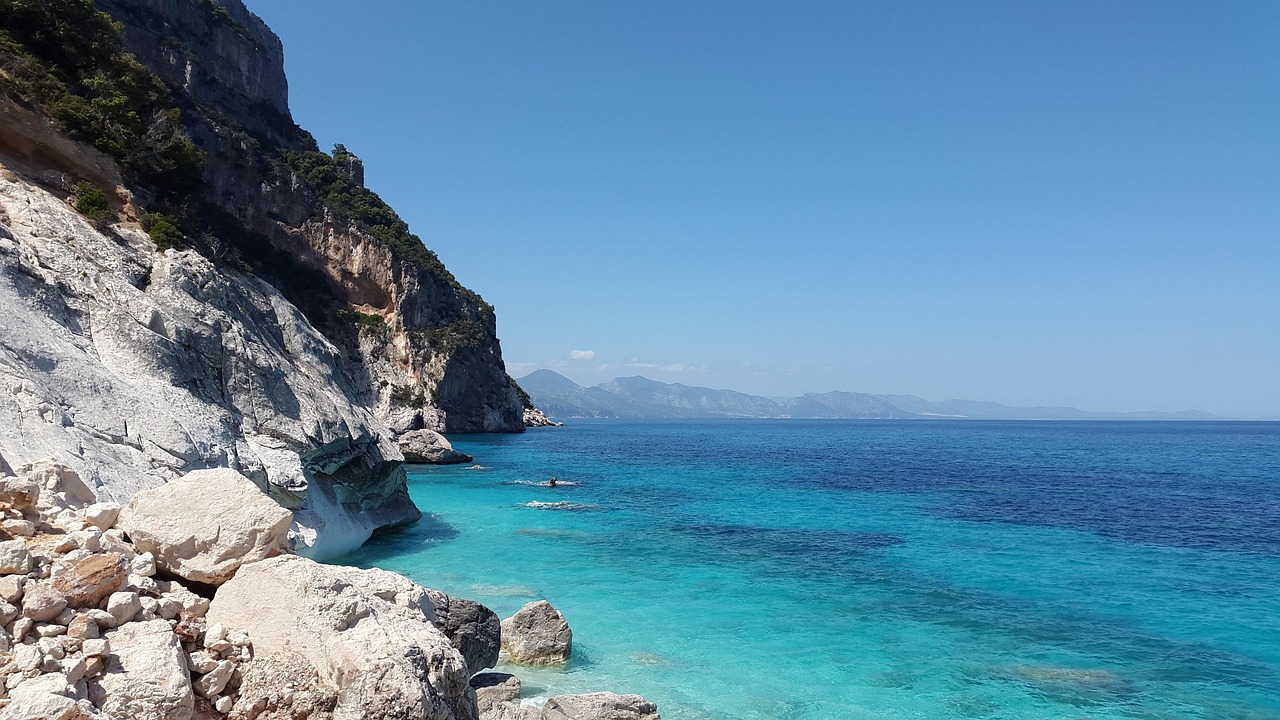 Spiaggia di Cala Goloritzé, con acque turchesi e scogliere, ideale per prenotare l'accesso nel 2026.