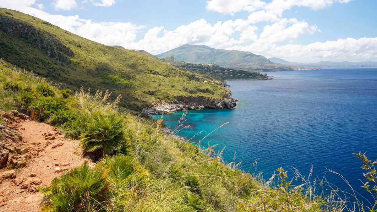 Cala turchese in Sicilia, vista panoramica della baia segreta accessibile tramite mulattiera.