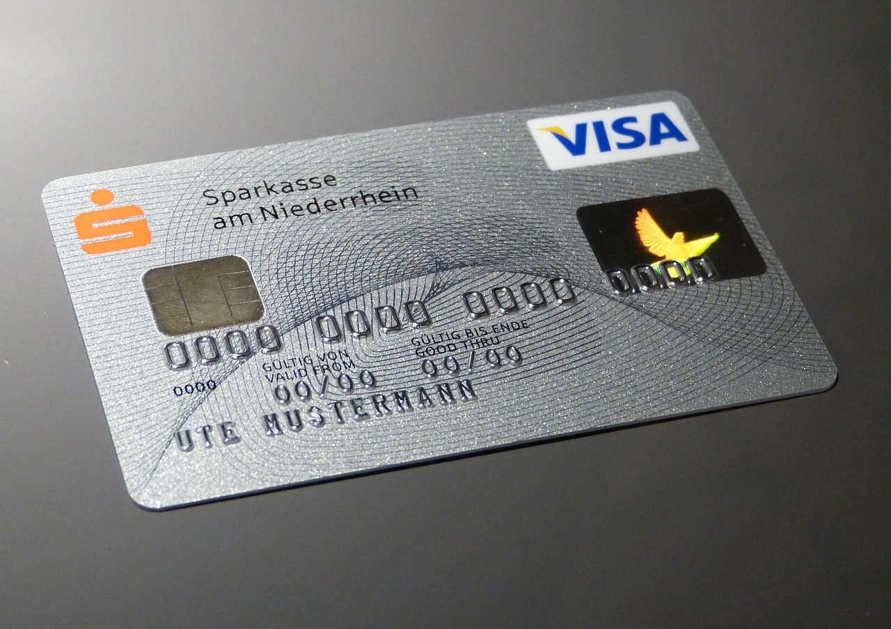 Immagine di una carta di credito con un simbolo di divieto, rappresentando la disattivazione.