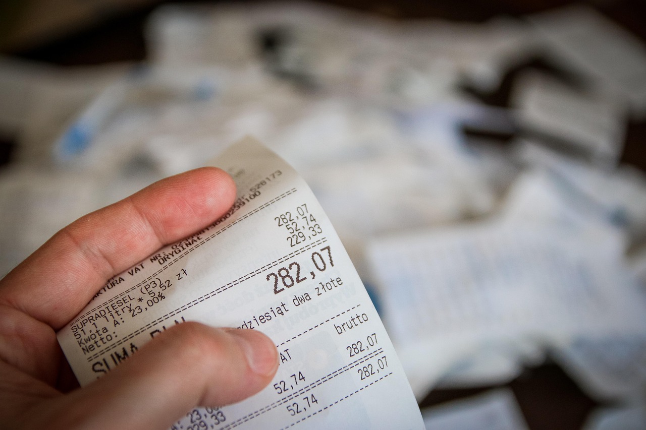 Vincitore del Superenalotto mostra il biglietto vincente accanto alla cifra record del jackpot.