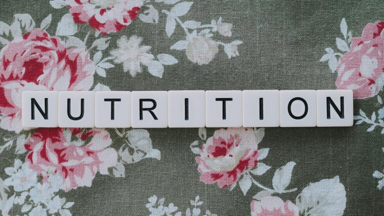 Il nutrizionista smonta i 5 falsi miti sull'alimentazione anti-età più diffusi sui social