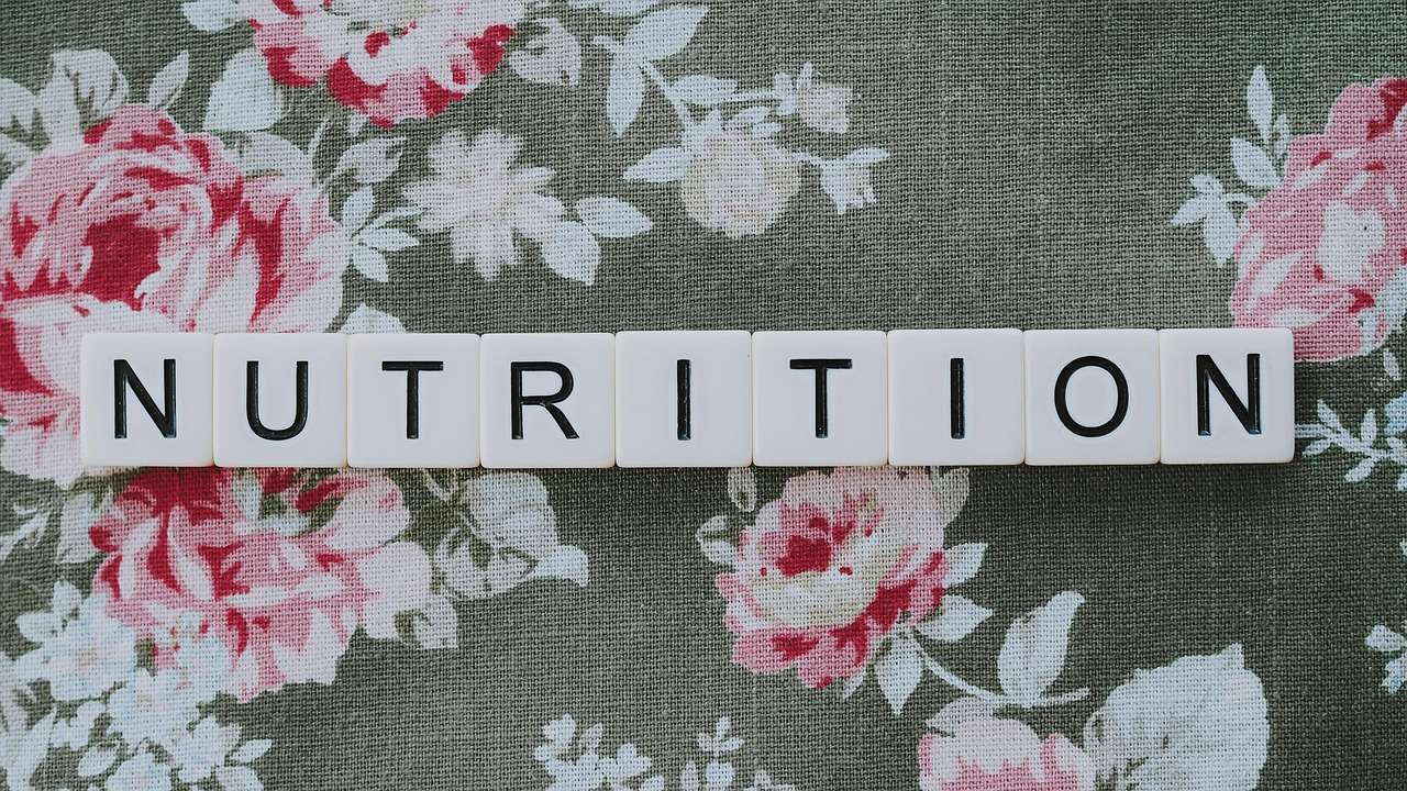 Nutrizionista spiega i falsi miti sull'alimentazione anti-età in un video sui social media.