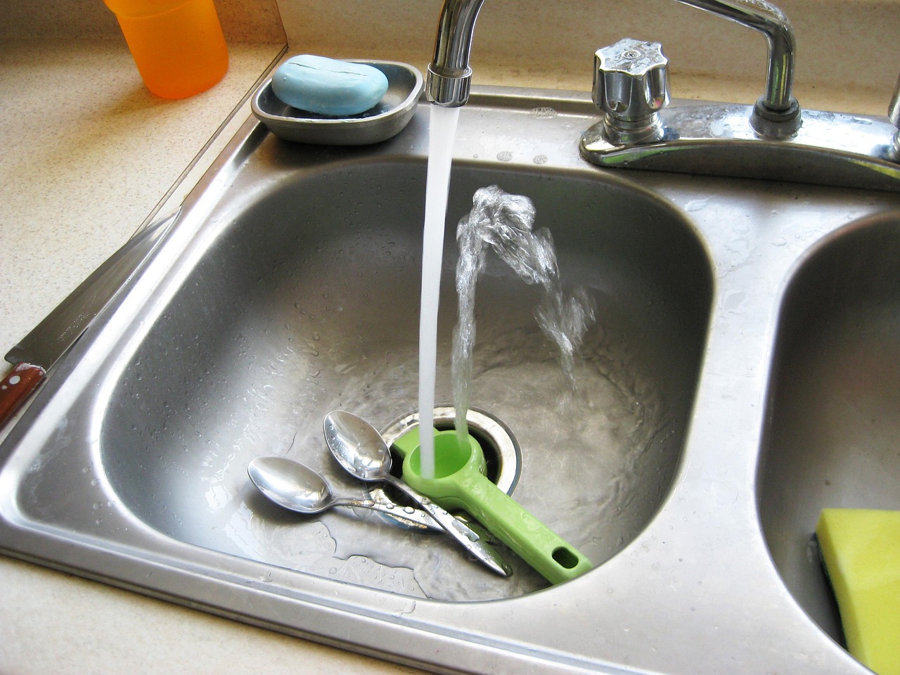 Lavandino otturato con bicarbonato e aceto, soluzione naturale per sbloccare gli scarichi.