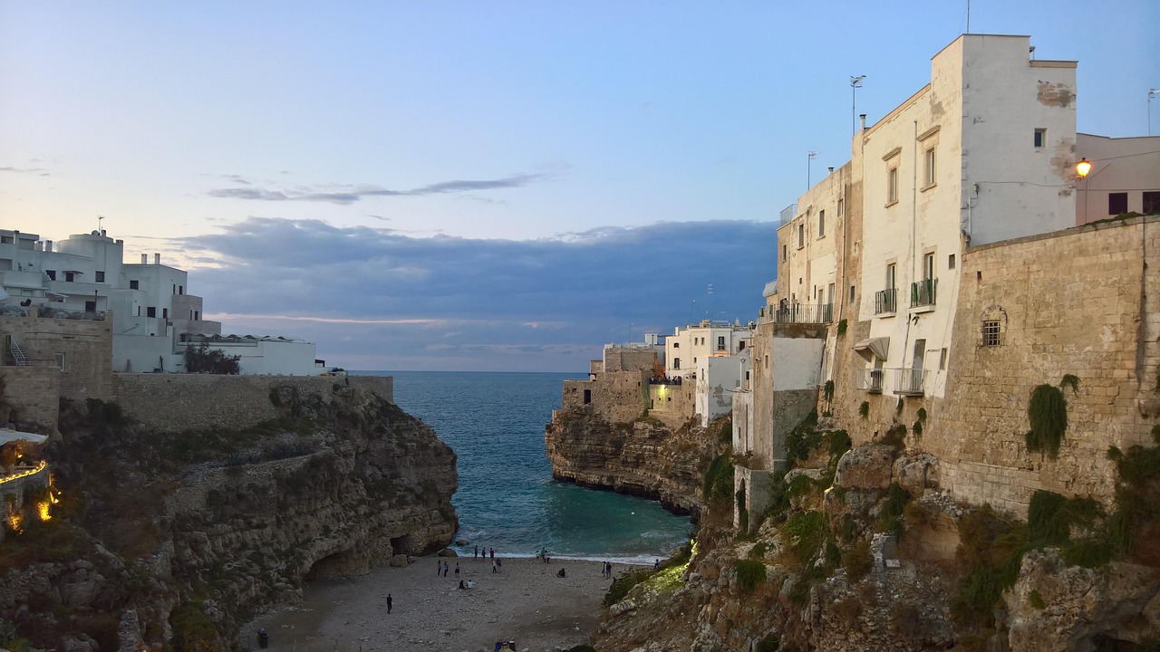 Vista panoramica della Spiaggia del Cavallone, incastonata tra le case di Polignano a Mare.