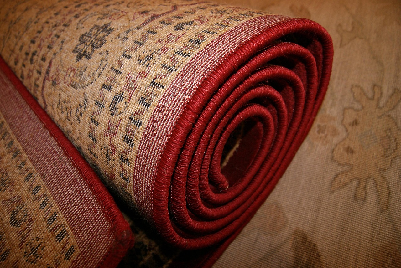 Tappeti sporchi in casa, pronti per un metodo di igienizzazione efficace senza lavaggio professionale.