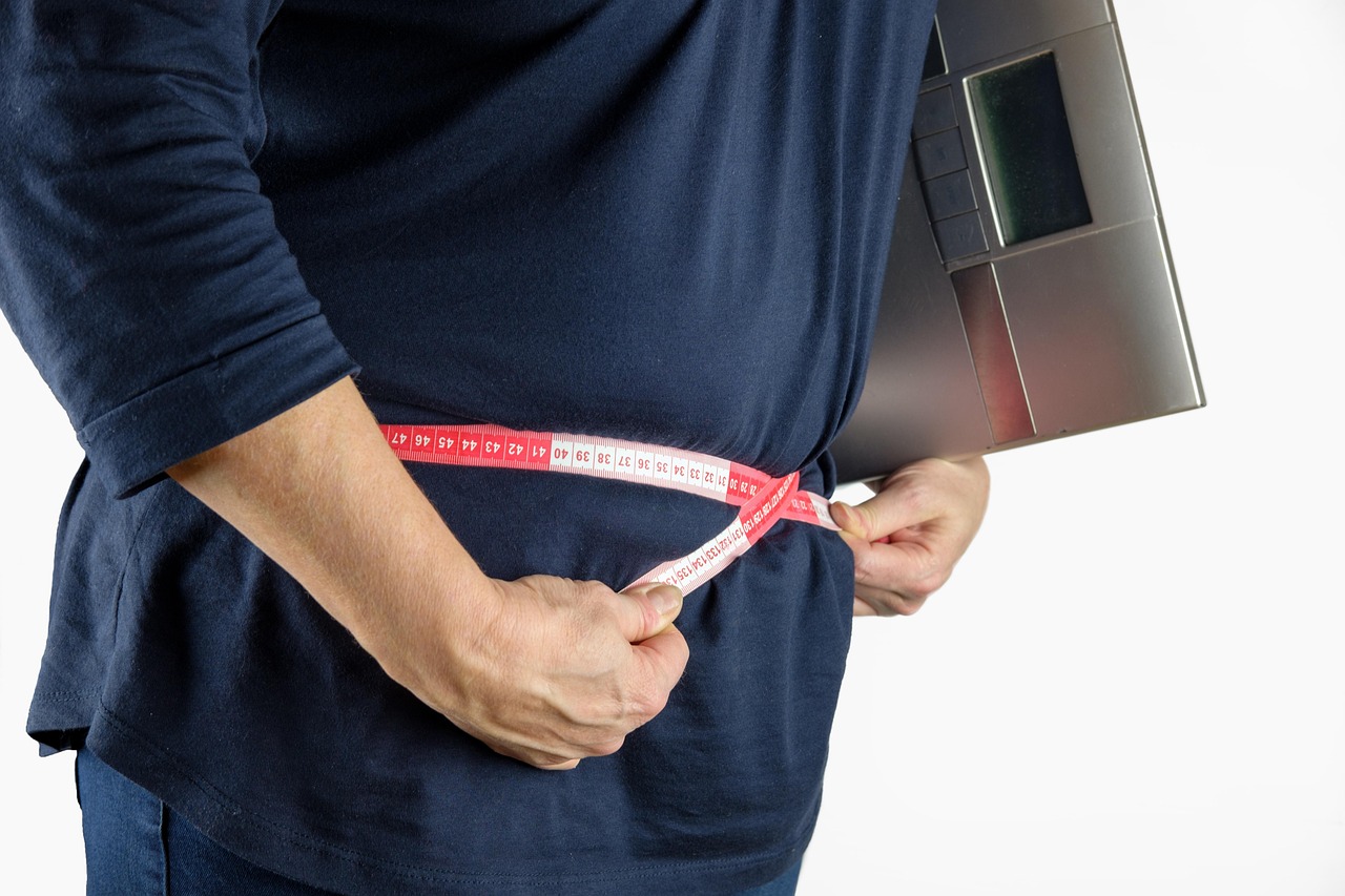 Endocrinologo discute le sfide della perdita di peso dopo i 45 anni, enfatizzando fattori oltre le calorie.
